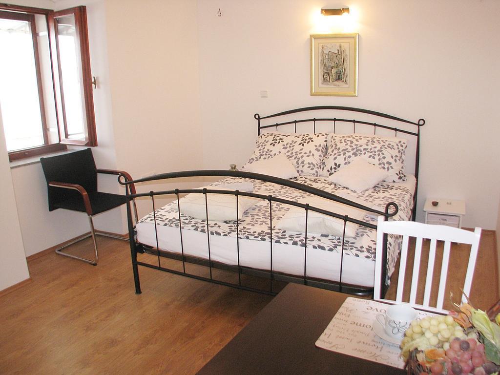 Apartment Noa Kaštel Kambelovac Habitación foto